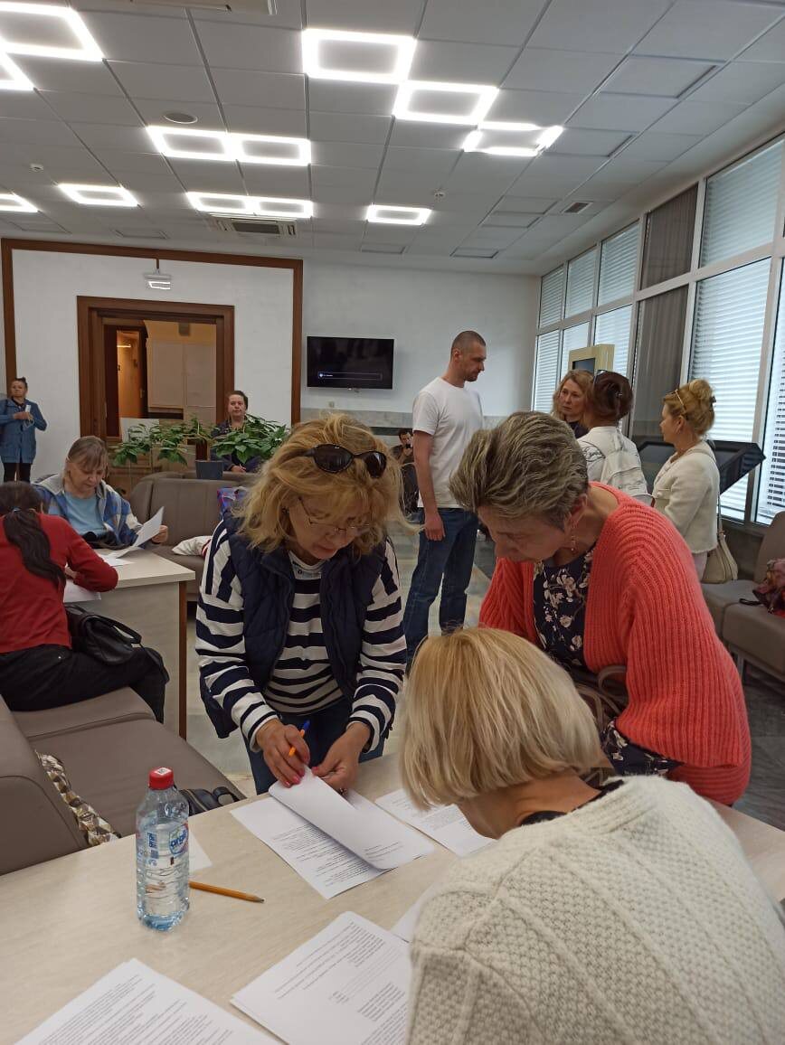 Народ заполняет бланки обращений в Госдуму