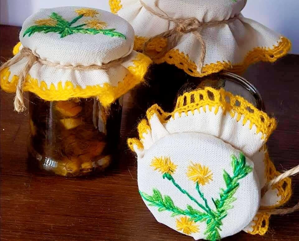 Мои баночки с одуванчиковым  вареньем, украшенные салфеточками с вышивкой. 