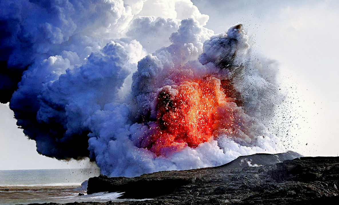 Наряду с дымом, магмой и пеплом из жерл вулканов выбрасывается пар. Фото: hdfootagebox.com