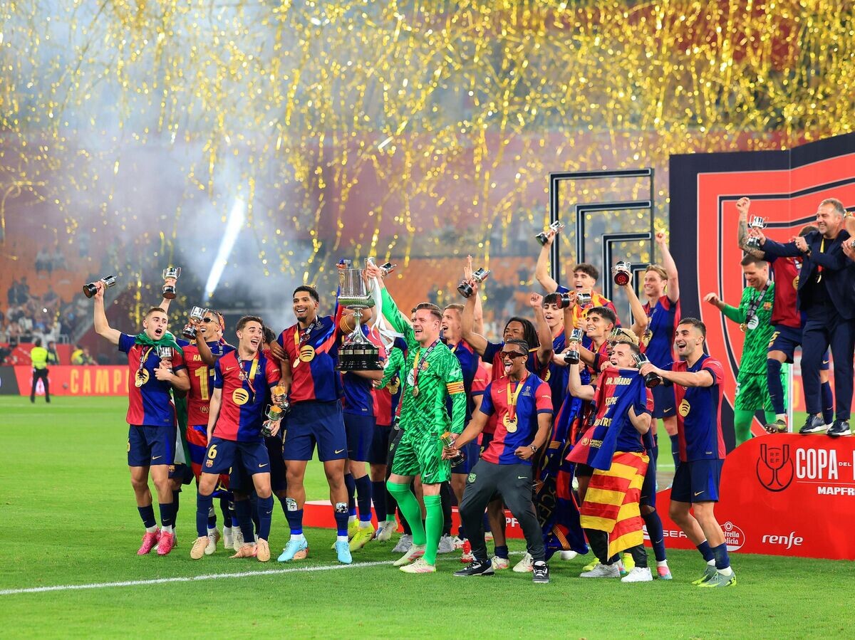    Футболисты "Барселоны" с Кубком Испании© Getty Images / Fran Santiago
