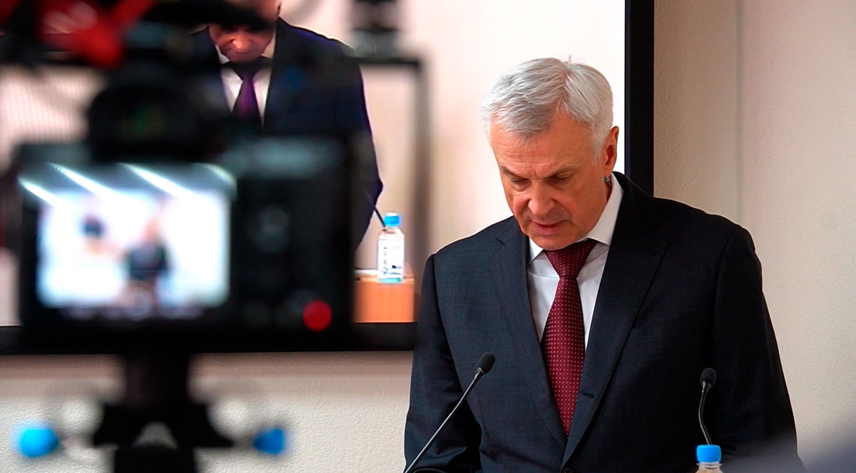 Фото: Губернатор Сергей Носов во время доклада в областной думе / Сайт газеты “Магаданская Правда”