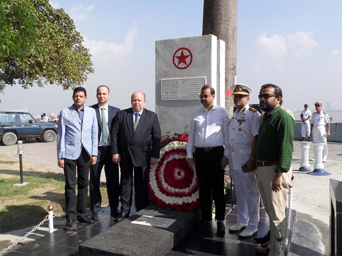 На могиле старшего матроса ТОФ Юрия Редькина в Бангладеше