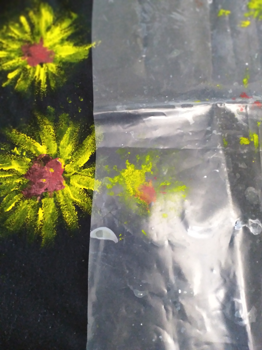 То, что краска прошла на полиэтилен - это хорошо. Означает, что ткань хорошо впитала краску.