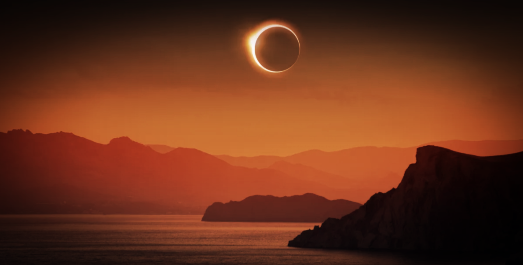 Как долго длится полное затмение? Это зависит от того, где именно находятся Земля и Луна на своих орбитах, и даже от того, день это или ночь в точке наблюдения.