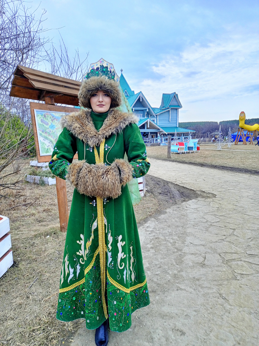 Хозяйка Медной горы образца апреля 2025 года в Парке Сказов в Арамили на Урале. Фото автора. 