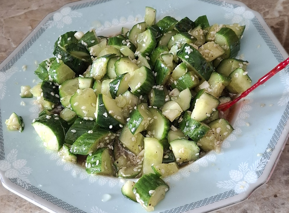 Ничто я не люблю в мире так, как салат из битых огурцов. Это просто улёт.