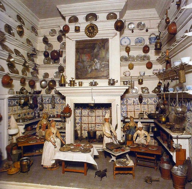 Миниатюрная кукольная кухня собрания городка Мон Плезир. Взято из открытых источников