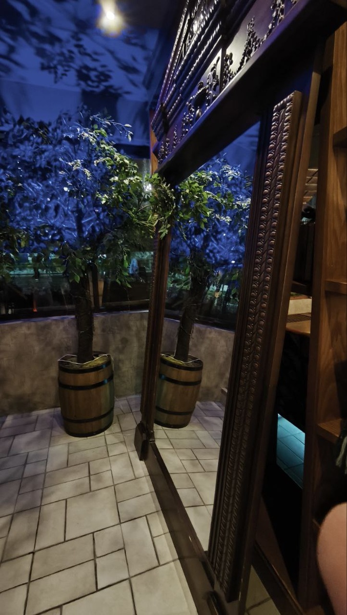 У входа - то самое зеркало из первой части😁