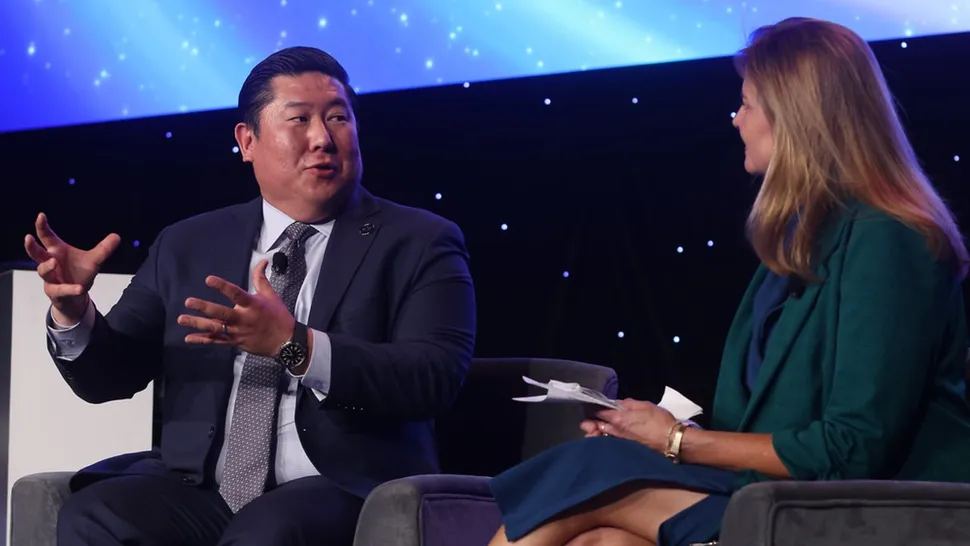 Джейсон Ким, генеральный директор Firefly, рассказывает о лунном модуле Blue Ghost.(Изображение предоставлено: Space Foundation)