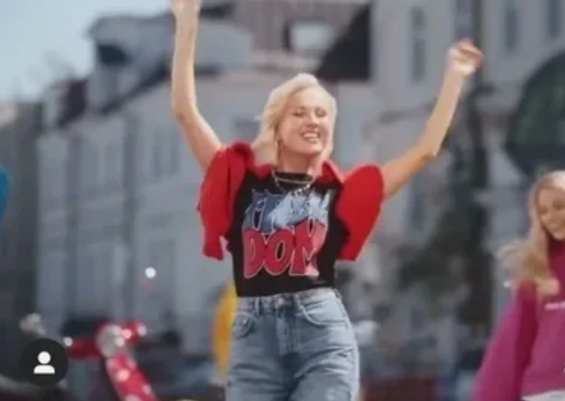 Стоп-кадр из рекламы с Клавдией.