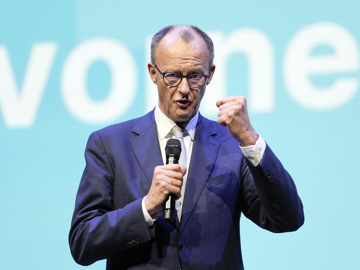    Глава ХДС Фридрих Мерц выступает перед сторонниками во время предвыборного мероприятия в Оберхаузене© AP Photo / Martin Meissner