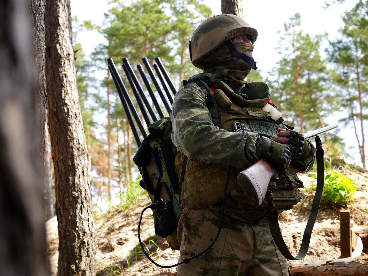    Заместитель командира взвода РЭБ 116-й отдельной бригады особого назначения Росгвардии с позывным Физрук© РИА Новости / Мария Марикян