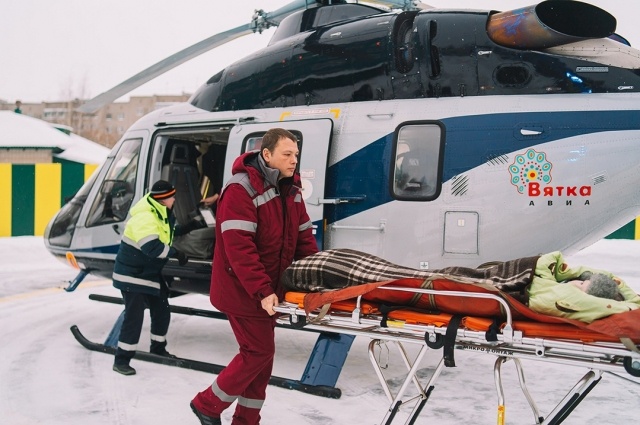    Боротом санавиации мальчика транспортировали в Киров. Фото: Министерство здравоохранения Кировской области/ не указан