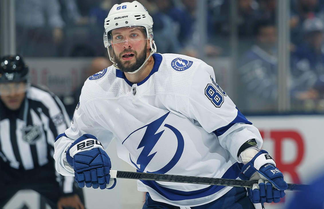 Никита Кучеров пока не забивает в плей-офф-2025, но проявляет себя классным распасовщиком. Фото: НХЛ