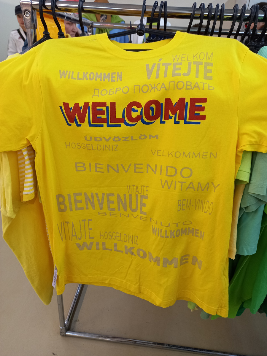 Эта яркая жёлтая футболка с красной надписью WELCOME немецкого брэнда TAKKO