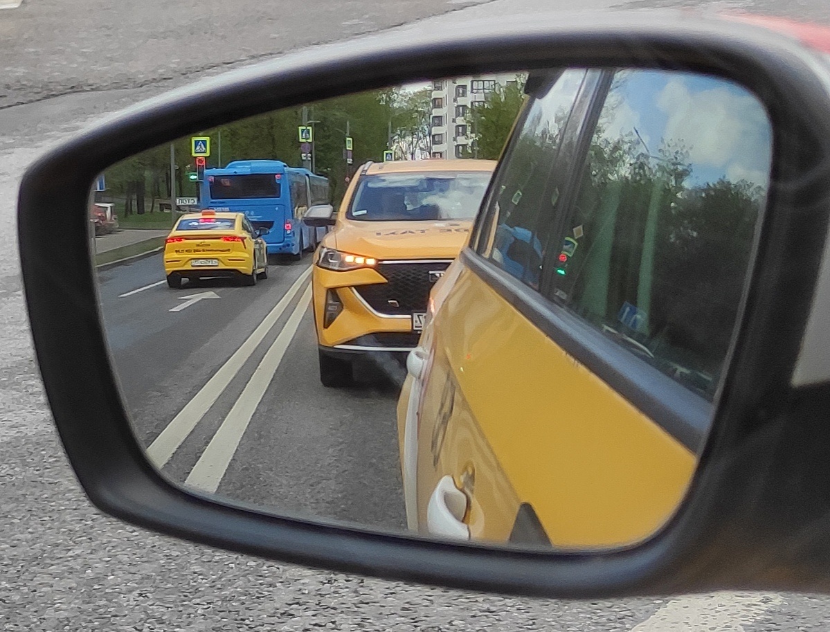 Такси очень много. А пассажиров - ещё больше!