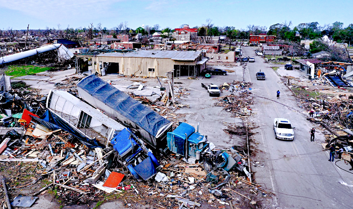 Последствия сокрушительного торнадо в штатах Миссисипи и Алабама, 2023 г. Источник фото: www.rbc.ru