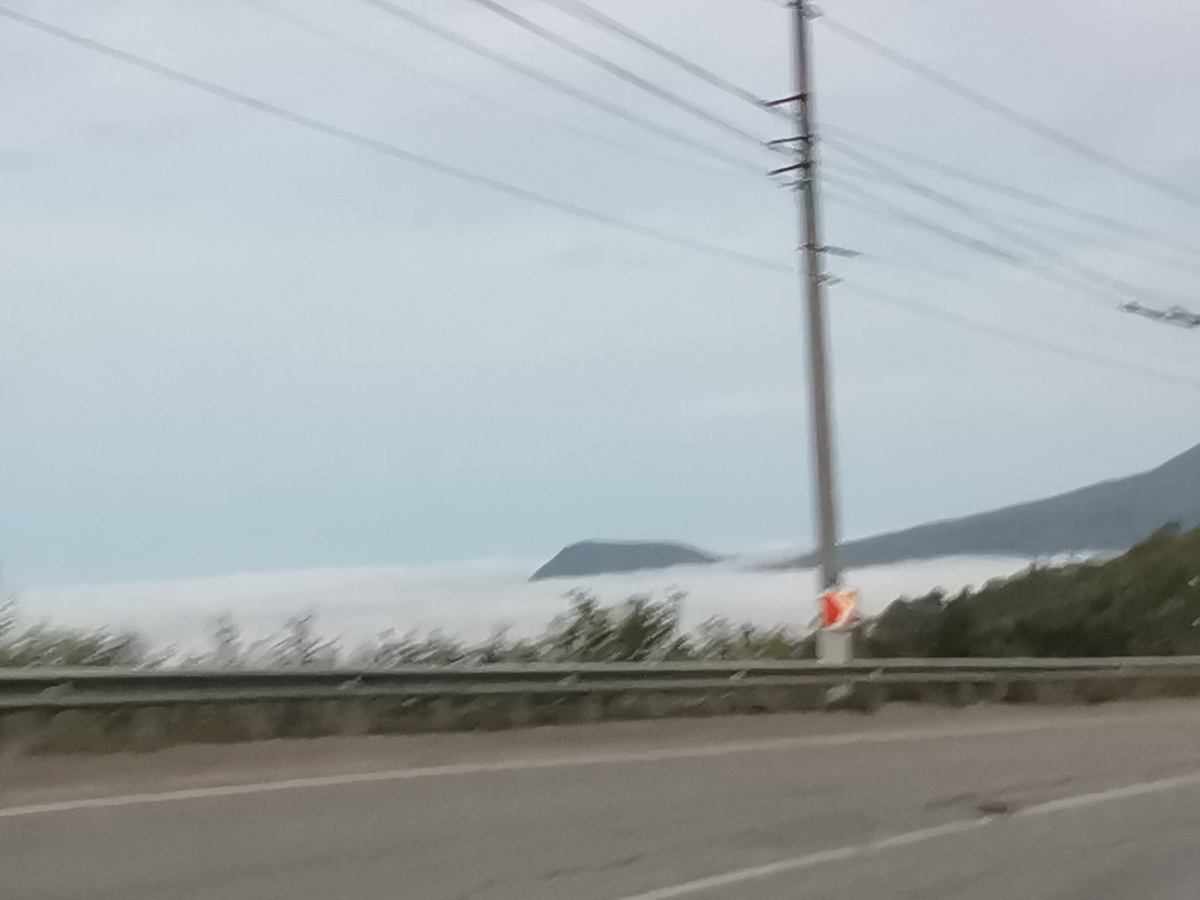 Туман за окном. Внизу Алушта в дожде. 