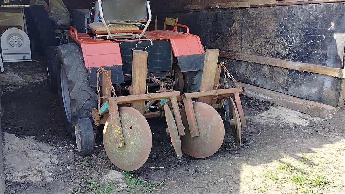 Фото моё. Трактор и навес для посадки картофеля