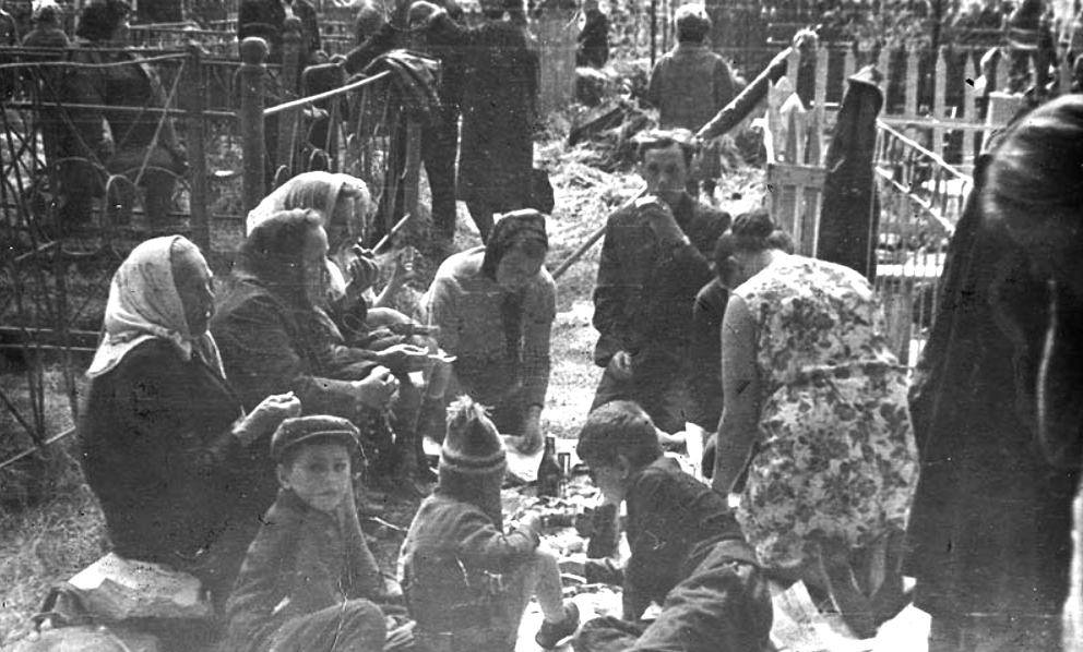 Пасхальные посиделки на кладбище во времена СССР