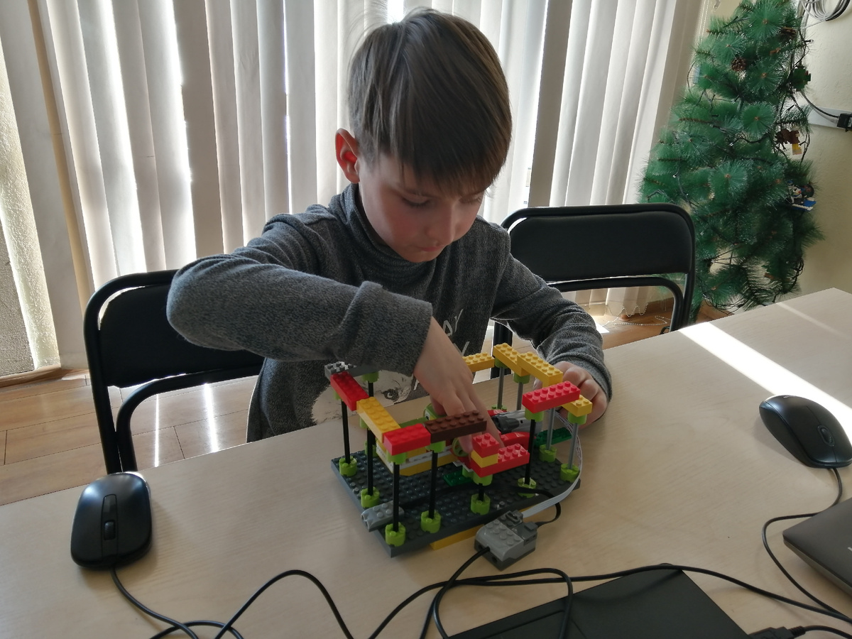 Лица не видно, поэтому размещаю фото ученика