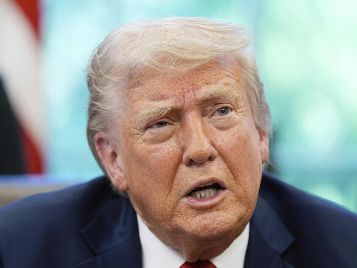    Президент США Дональд Трамп общается со СМИ в Овальном кабинете Белого дома© AP Photo / Alex Brandon