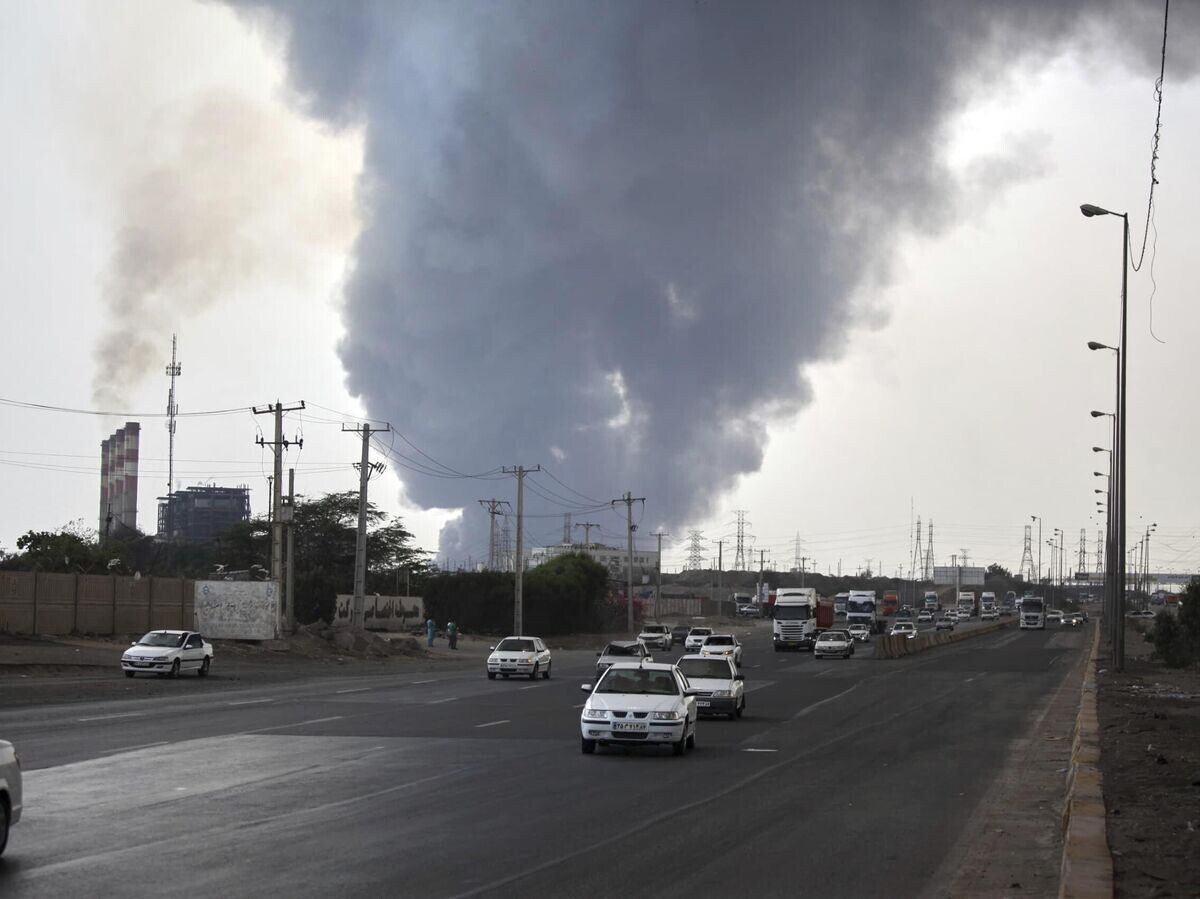    Взрыв на территории морского порта в городе Бендер-Аббас, Иран© AP Photo / IRNA/Mohammad Rasoul Moradi