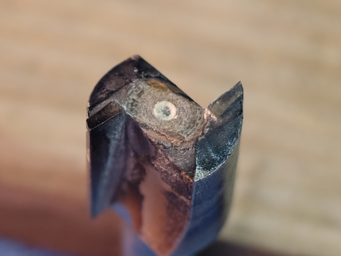 Хорошо видно, что посредине этой фрезы есть такая "мертвая зона", где нет режущих кромок.