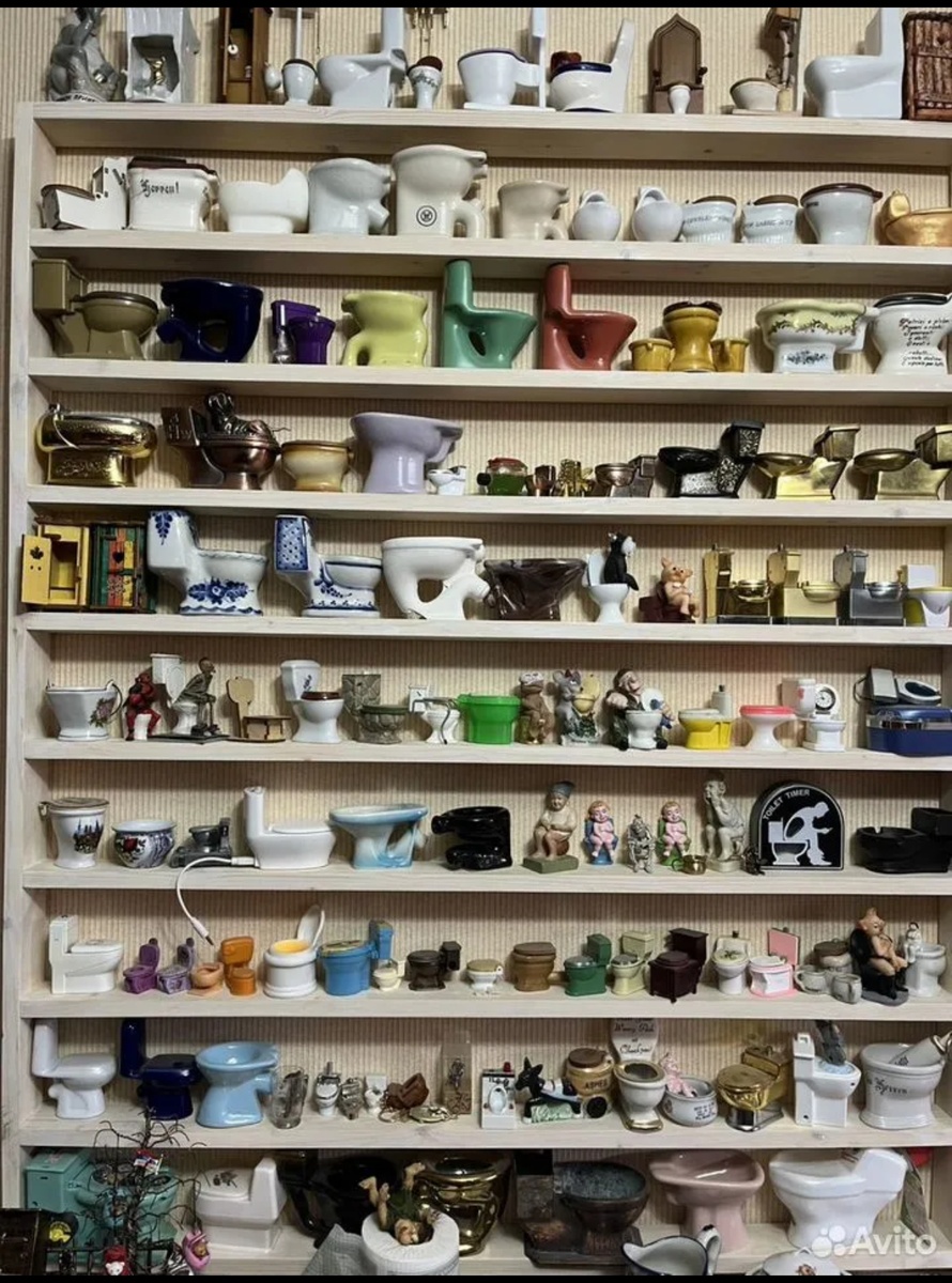 Для унитазиков заботливо сделаны полочки😀