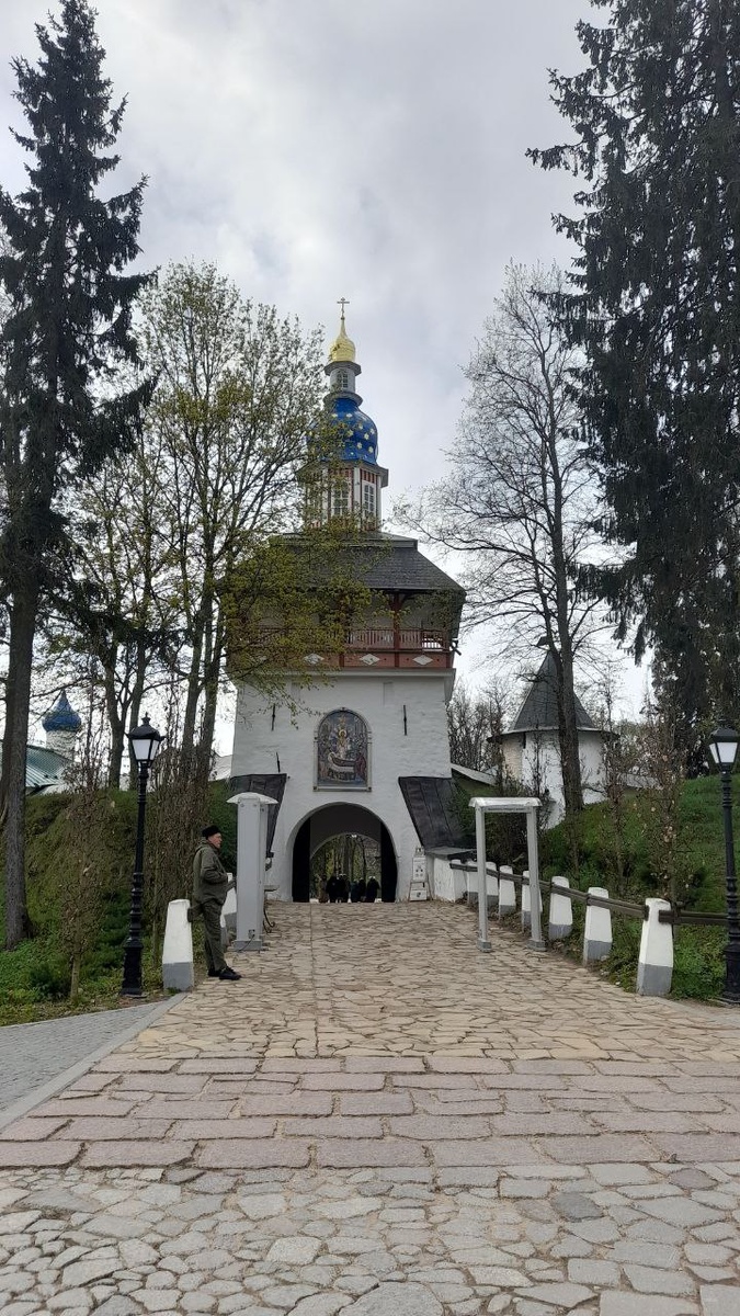 Вход в Псково-Печерский монастырь