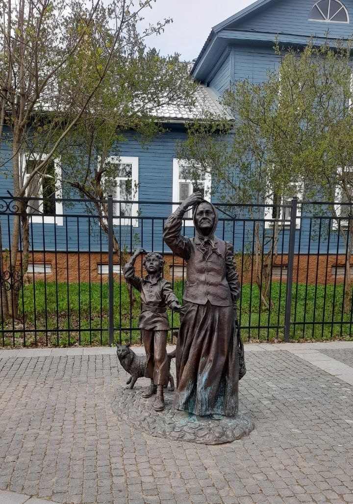 Памятник бабушке, посвящен женщинам, которые передают свою веру внукам