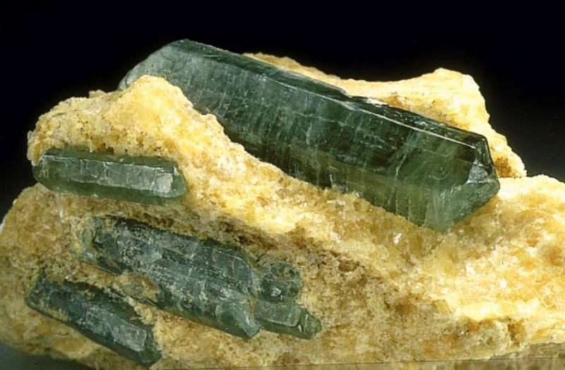 Кристаллы апатита (до 10см). Месторождение Слюдянка, Восточная Сибирь. Фото: взято из en.wikipedia.org
