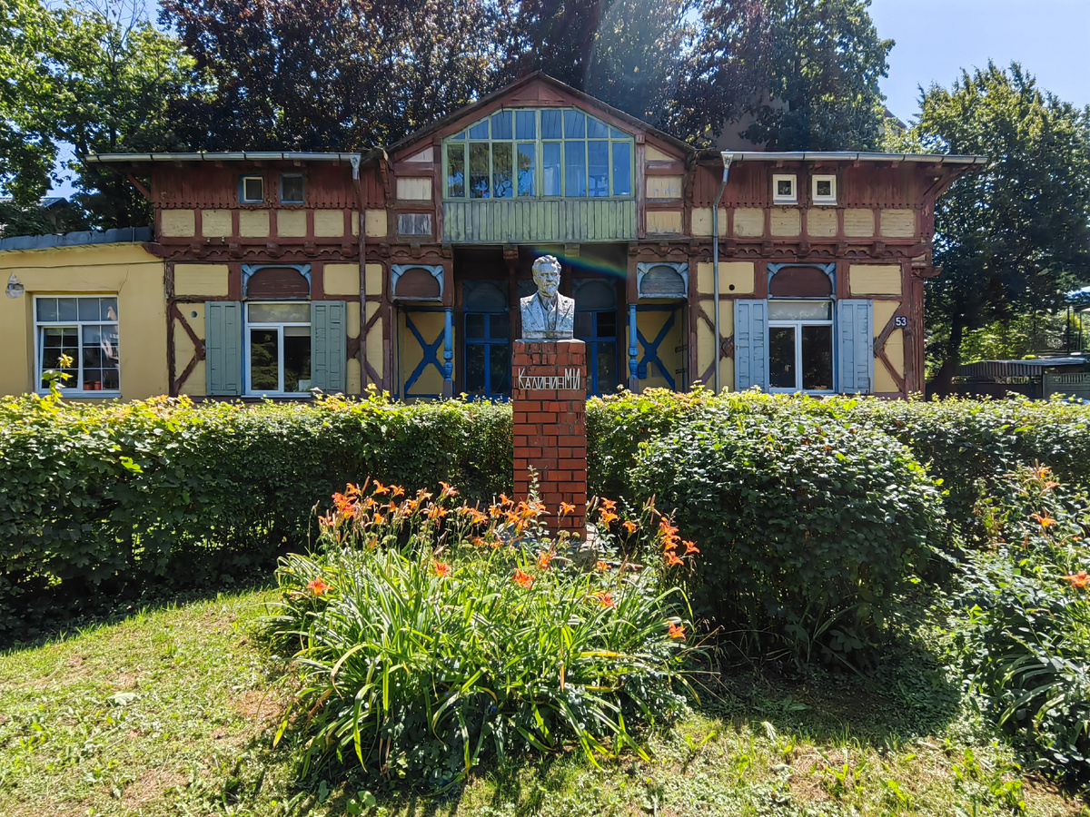 Есть даже памятник Калинину