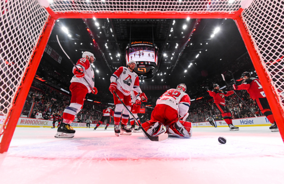 Фото с яндекс.картинки (за воротами "Локомотива")