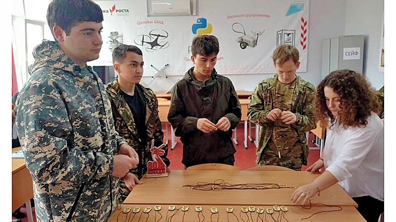    От сердца к сердцу: Юнармейцы создают обереги для участников СВО