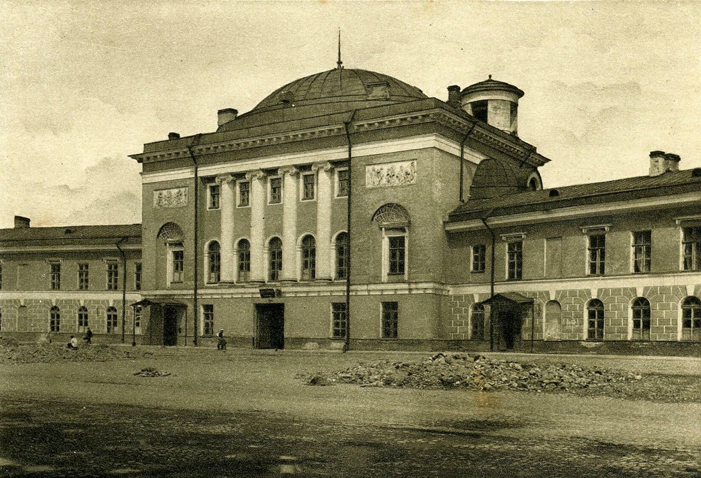 Конный резерв Ленинградской Окружной милиции (бывшая церковь конюшенного ведомства) Место отпевания тела А.С. Пушкина)

Дата съемки: май 1929
Почтовая карточка издательства «ГИЗ», 1929 г., Главлит № А – 49656, по фотографии Владимира Владимировича Преснякова. Тир. 20,0 тыс. экз.