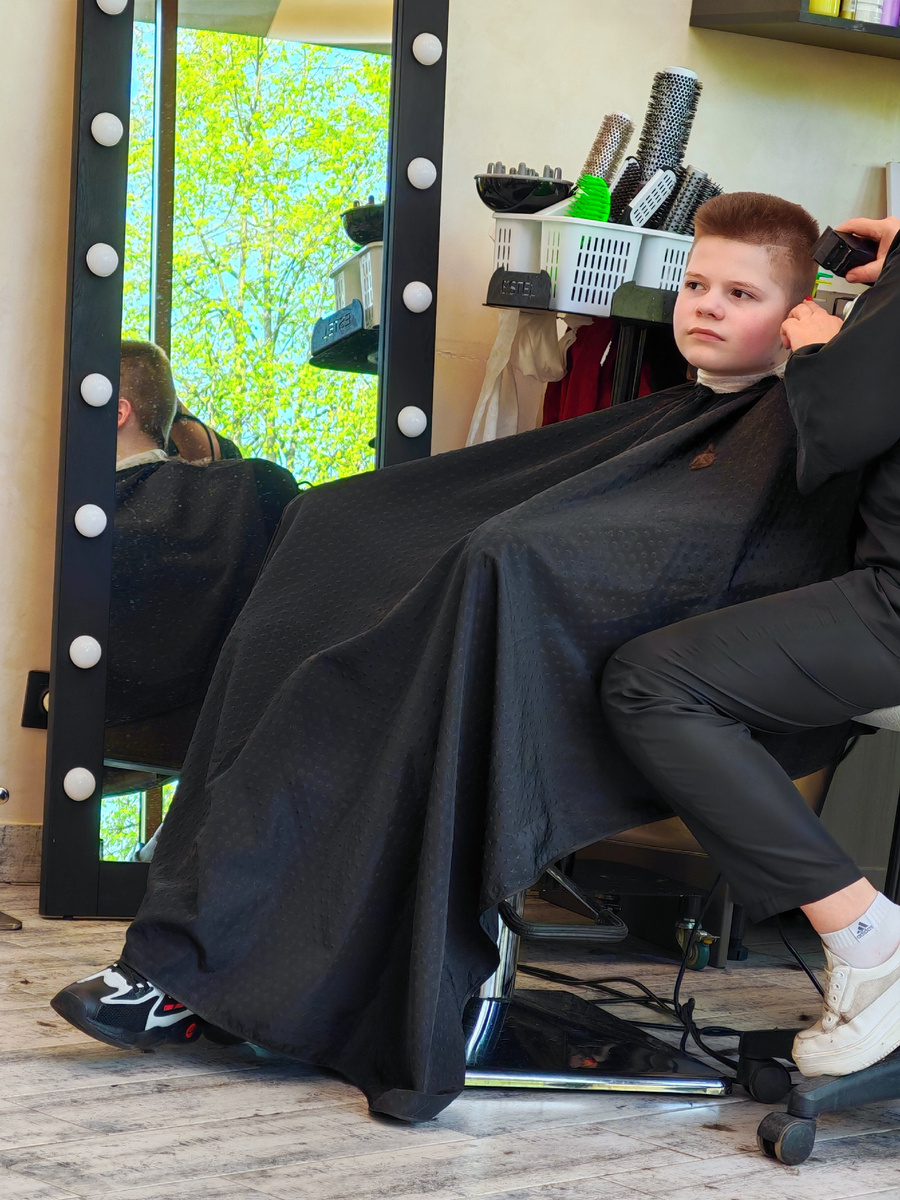 Сидит в кресле, только проснулся,устал после ЛФК, массажа