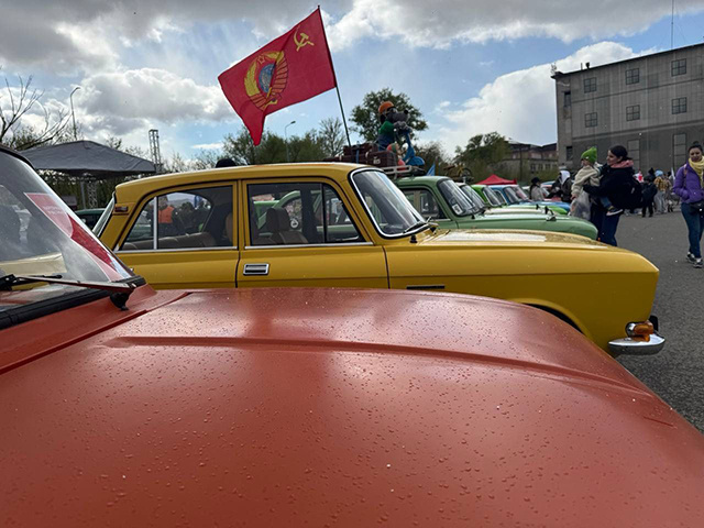 «Ретро Клуб Калинин» провел в Твери выставку автомобилей послевоенных лет