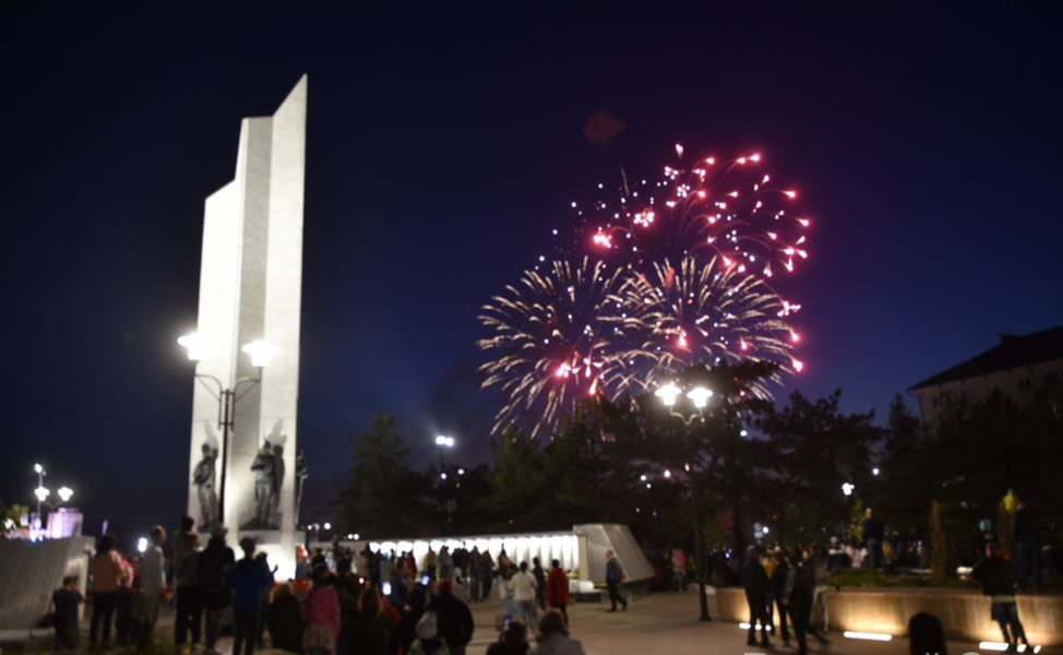 г.Омск. бульвар Победы. Салют на Иртышской Набережной.