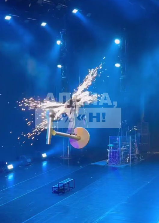 Куртка Киркорова горит. Источник: t.me/neopra_blin Автор фото: Скриншот видео📷
