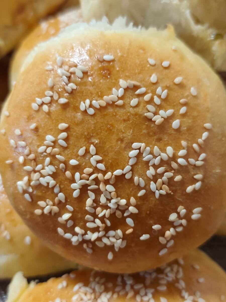 Перед выпечкой булочки смазываю смесью молока и желтка и посыпаю кунжутом.