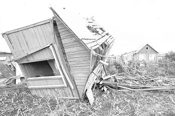 В дачном поселке, домики летали как игрушки