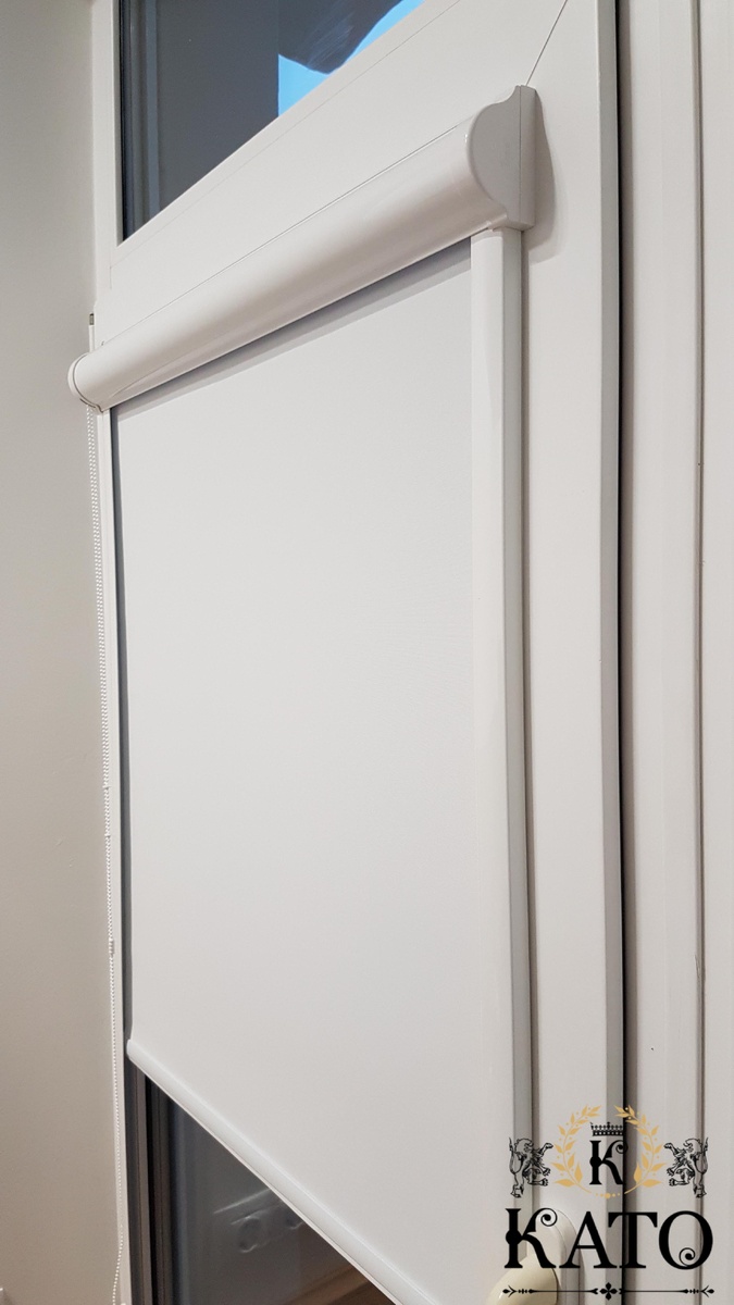 как повесить рулонные шторы на окно пошагово