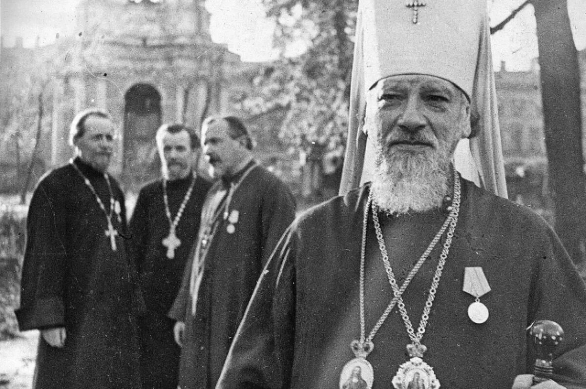    Митрополит Алексий (Симанский) в обращении к пастве своей епархии 25 июня 1941 года призвал верующих «в защиту правды и Отечества» взять в руки оружие, защитить «Мать-Родину».