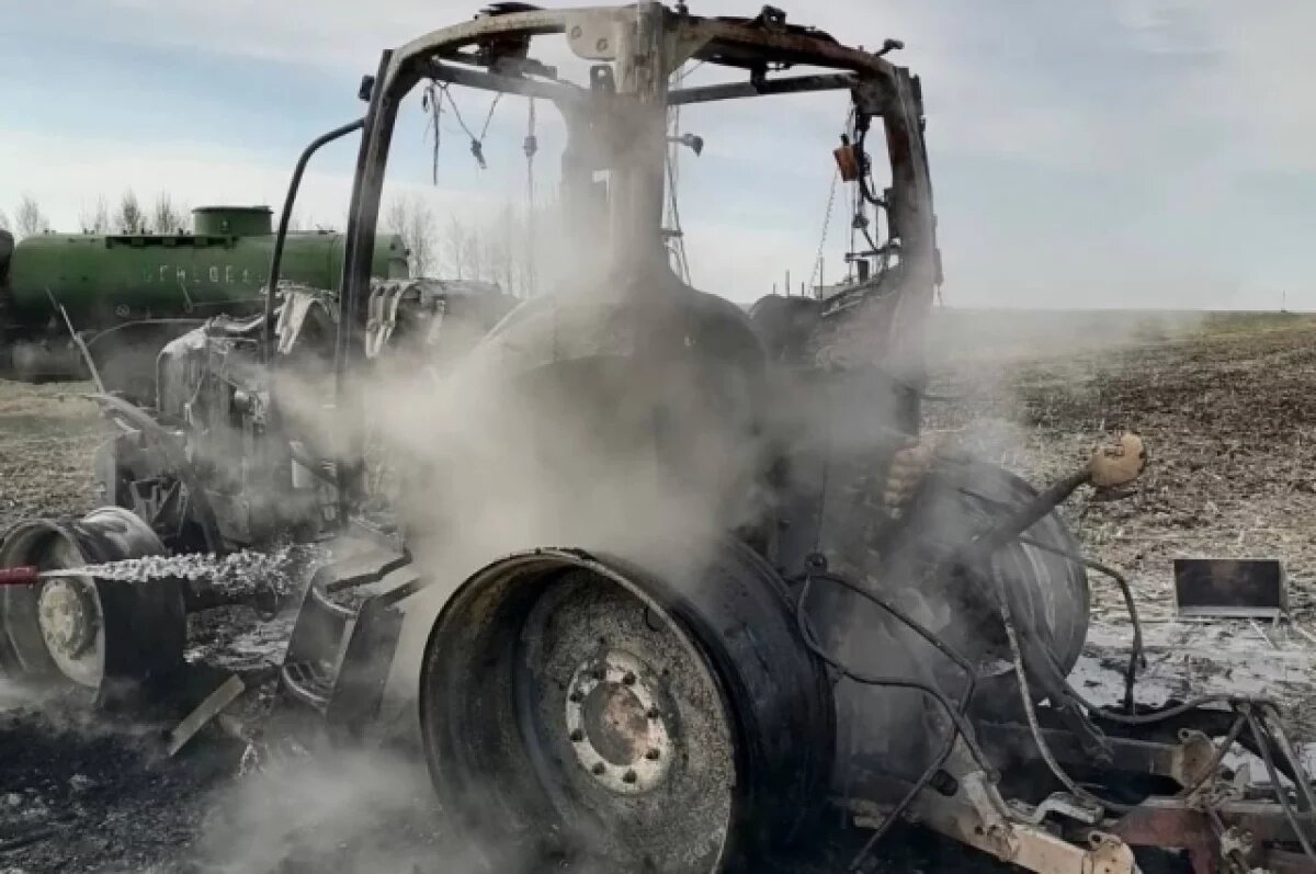    Трактор в поле сгорел дотла в Рубцовском районе