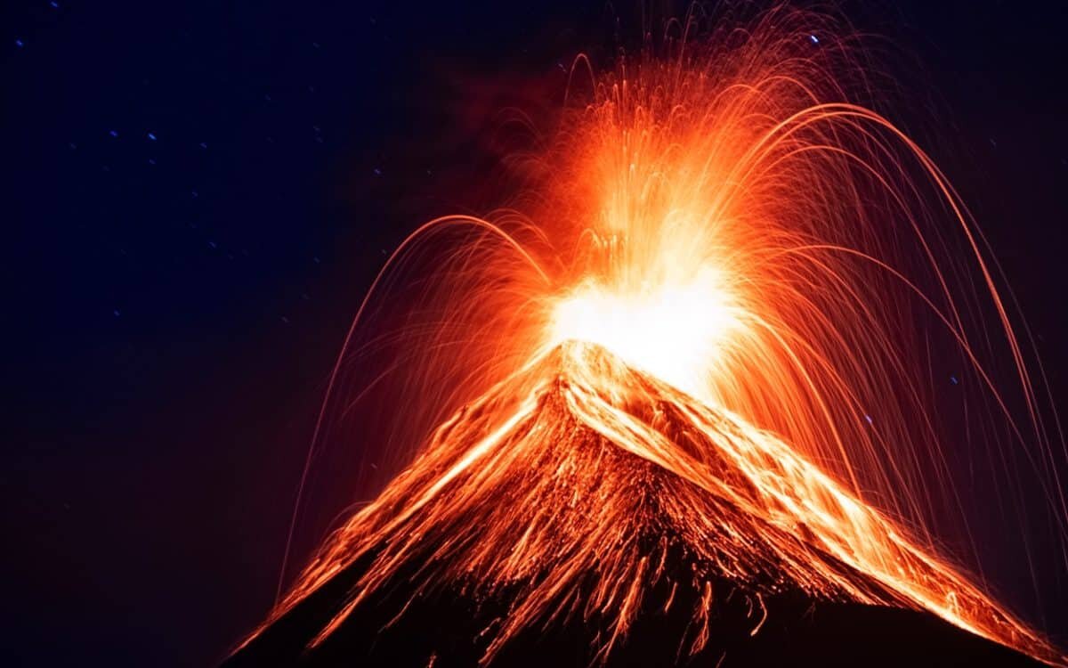    Извержения вулканов могут оказывать заметное воздействие на климат, причем как в краткосрочной, так и в долгосрочной перспективе / © Daniel Lopez Toriello, Shutterstock