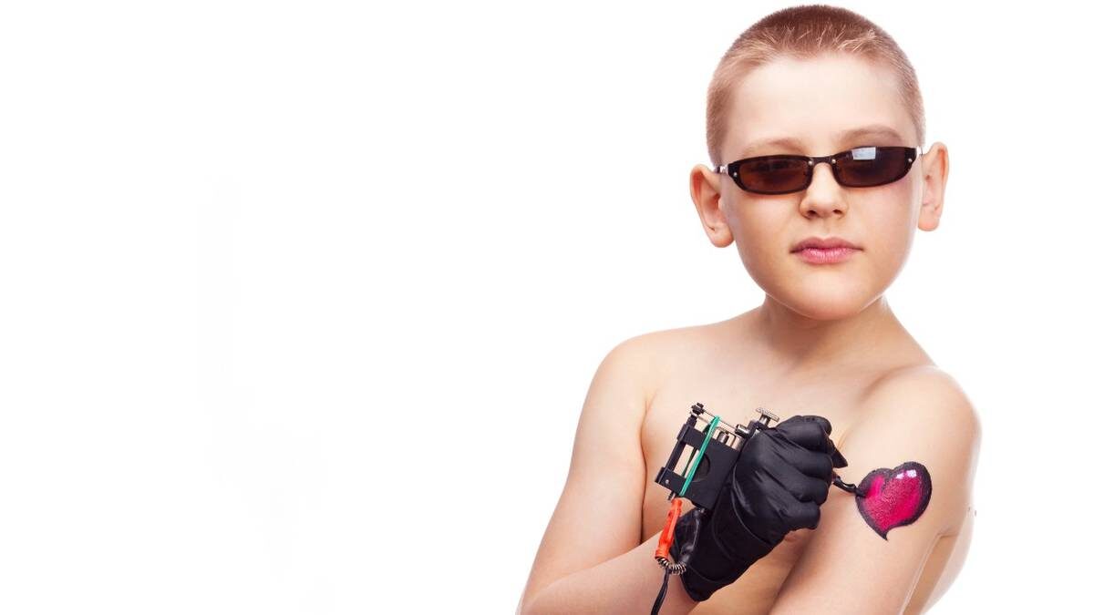    При покупке набора для тату у школьников не запрашивают паспорт, поэтому такое «развлечение», как набивание наколок, стало популярным / Фото: Shutterstock