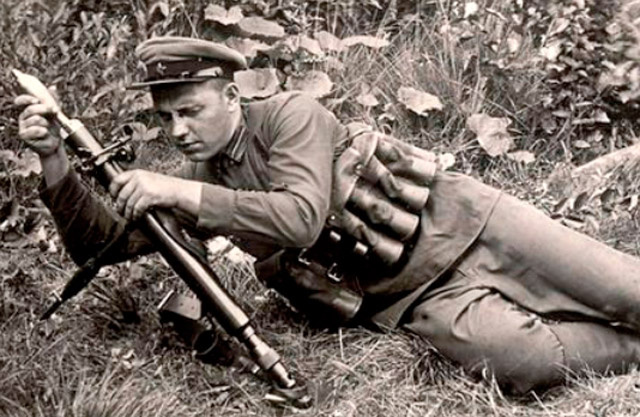 Боец РККА с миномётом калибра 50 мм (фото из открытых источников)