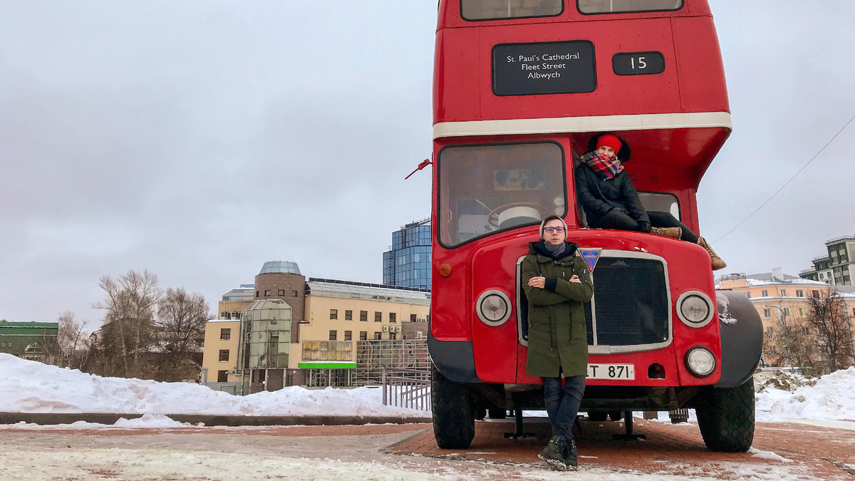 Автобус возле отеля "Старый город" 