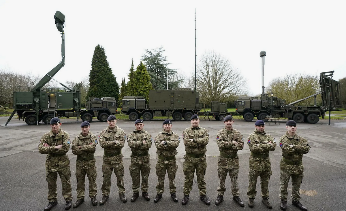 На фото бойцы подразделения ПВО Великобритании в Прибалтике. Там, вдали от родного острова, они "защищают демократию". Но кто защитит их собственный дом? фото Дейли Телеграф